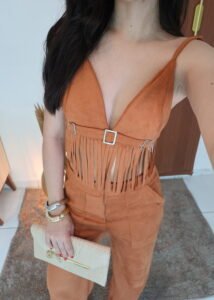 TOP SUEDE COM FRANJAS -CARAMELO