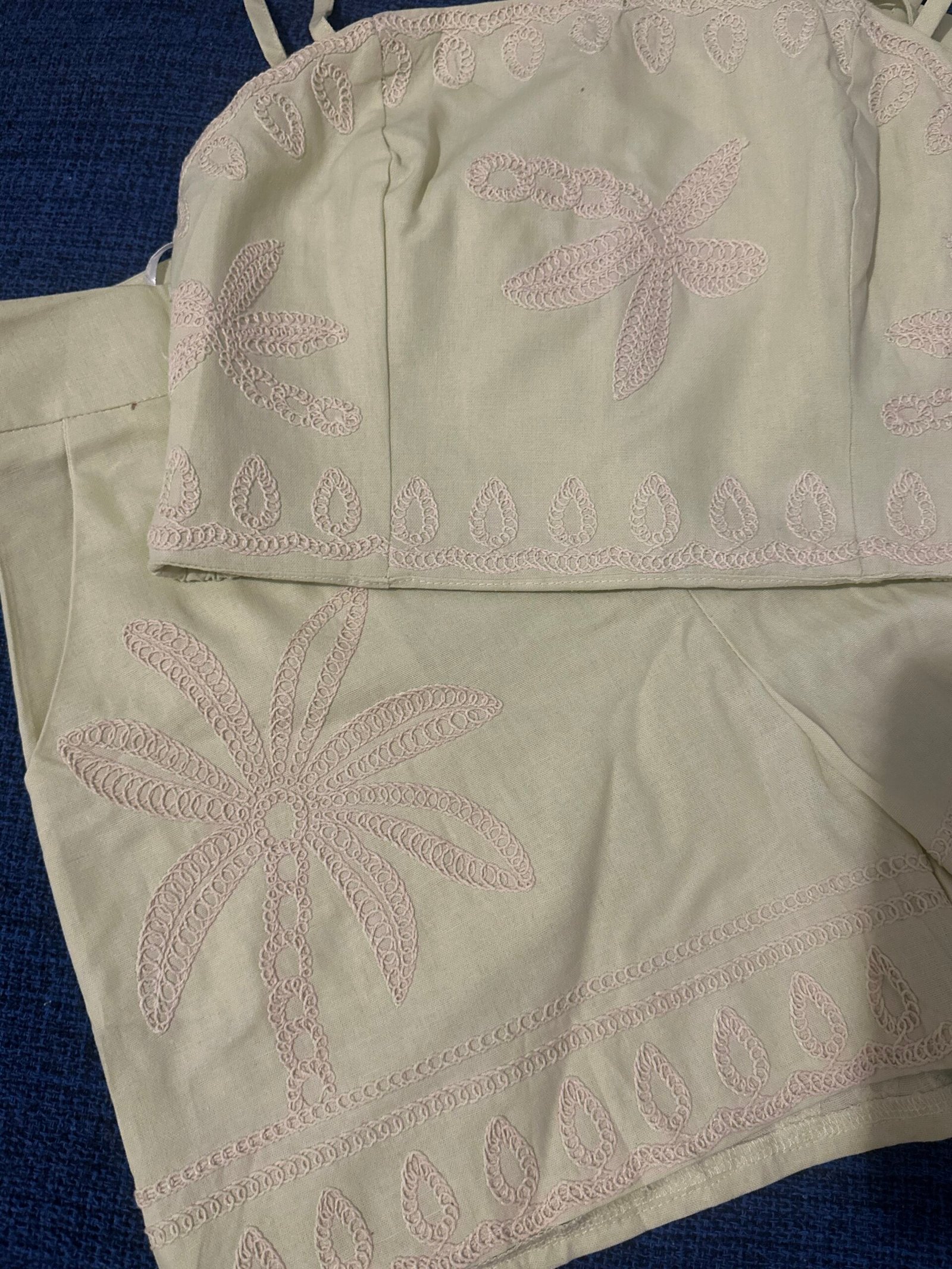 CONJUNTO CROPPED E SHORT COM BORDADO